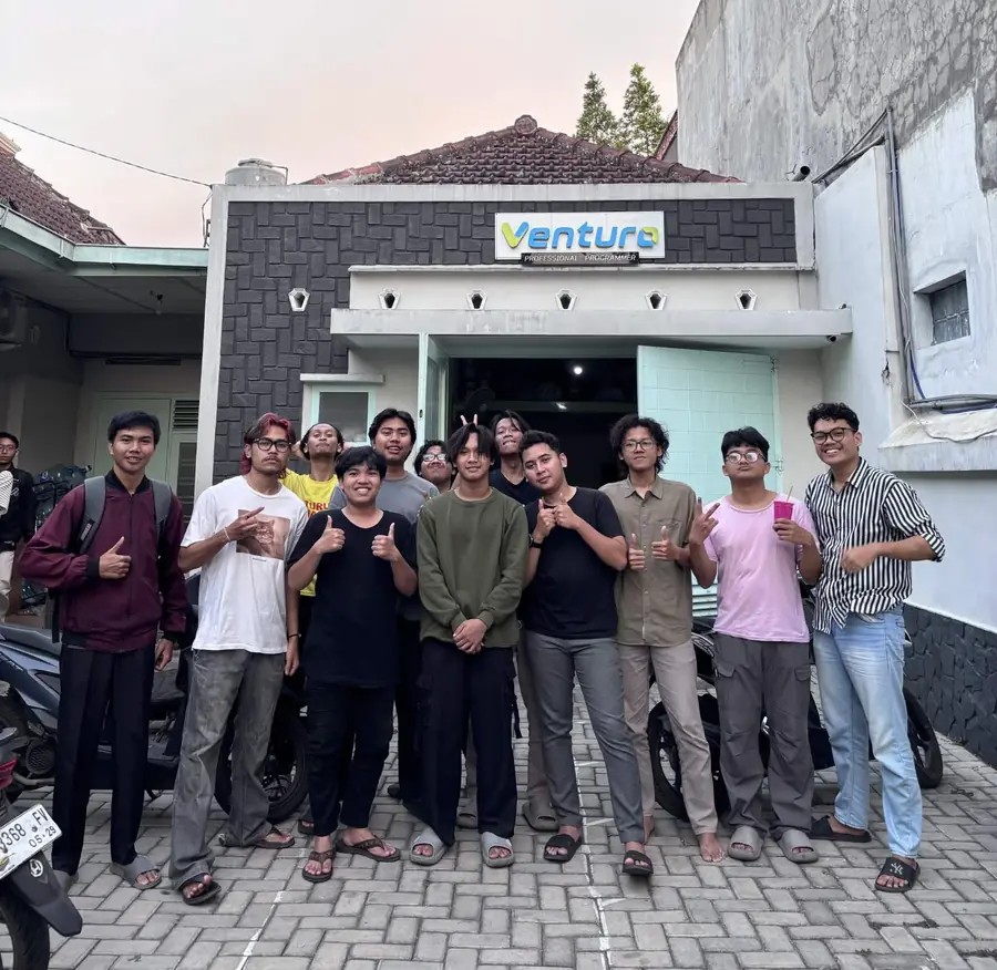 Talent magang dan programmer Venturo di depan kantor Venturo Malang